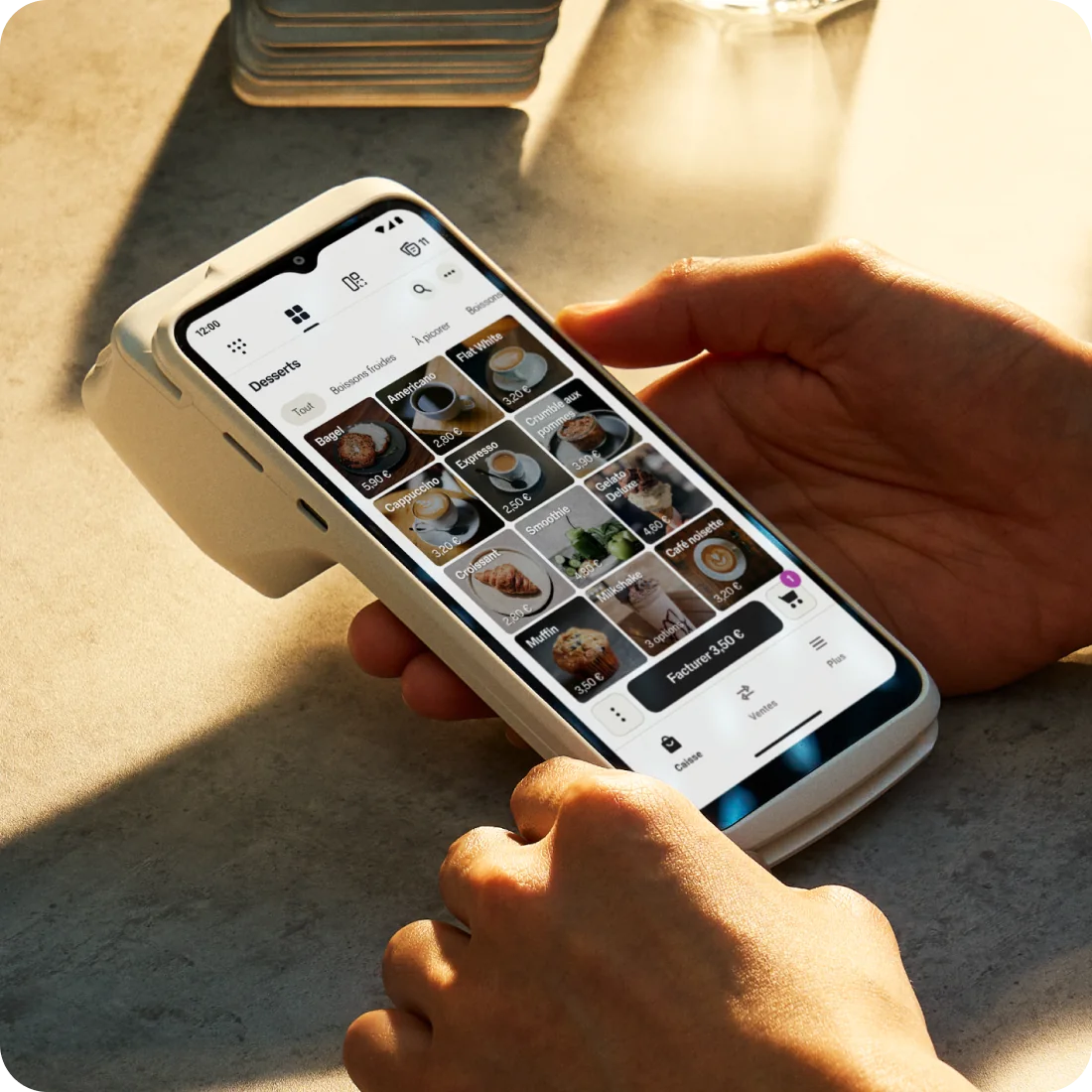 Le Terminal SumUp en main, écran sur le catalogue d'articles