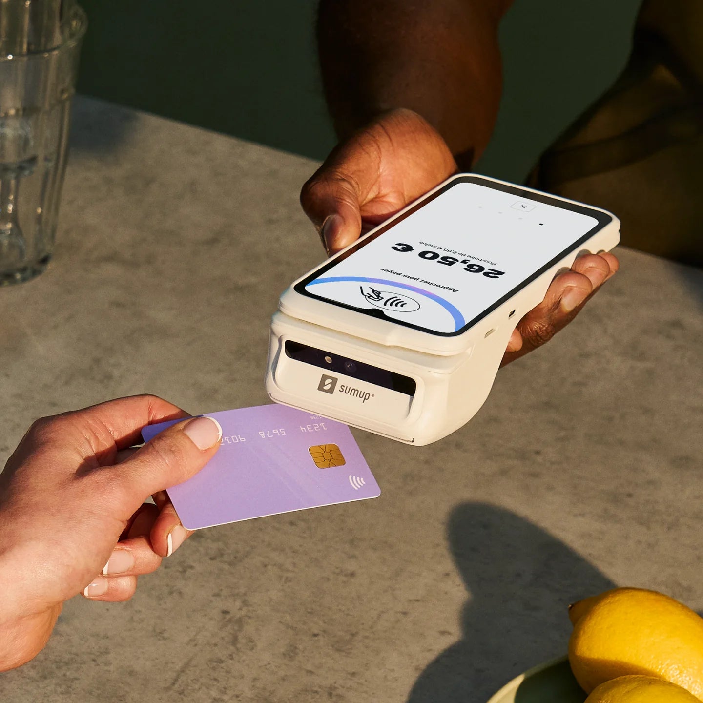 Un client paie par carte sans contact sur le Terminal SumUp