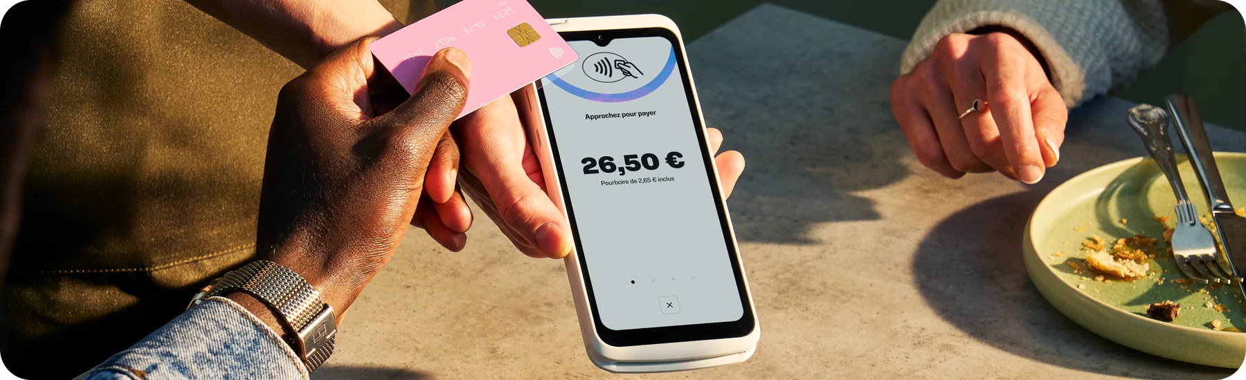 Paiement par carte sur le Terminal SumUp à une table de restaurant
