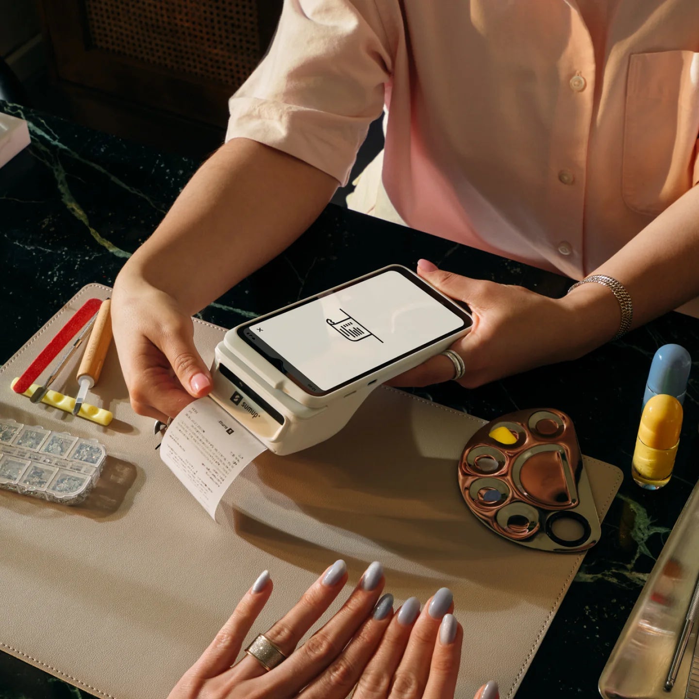 Le reçu sort du Terminal SumUp dans un salon de manucure